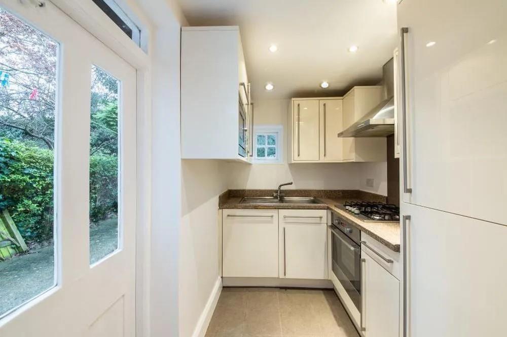 Asmuns Place, London